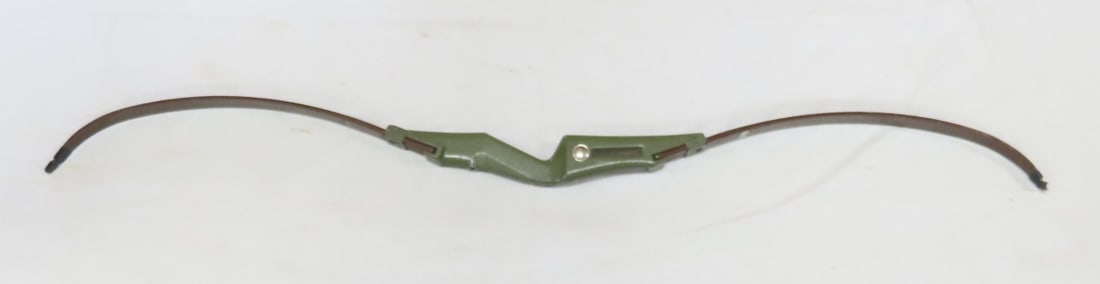 Vintage Bear 76er Takedown Recurve Bow 58" 50#: Vintage Bear 76er Takedown Recurve Bow 58" 50# - Vintage 1970's, Right-Handed, One tip is Damaged. LOT SIZE: 22x7x4" 2 LBS All information and photos, which are part of the description) are intended