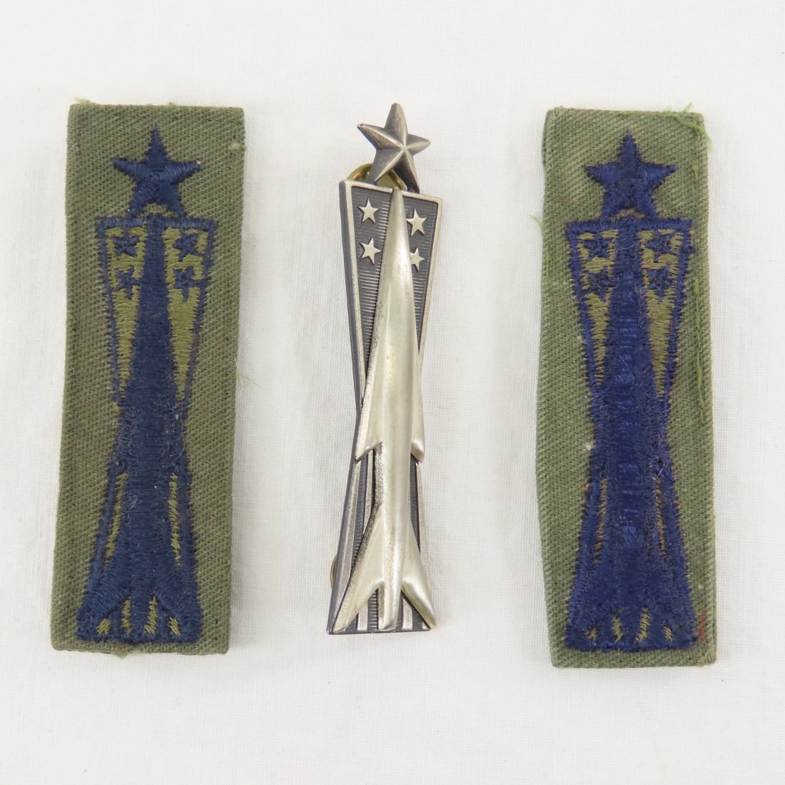 Vietnam Era USAF Missile Operations Badge & Patch: Vietnam Era USAF Missile Operations Badge & Patch - Badge marked L.I.G.I., 2 unused Cloth Patches. LOT SIZE: 3x3x3" 1 LB All information and photos, which are part of the description) are intended to
