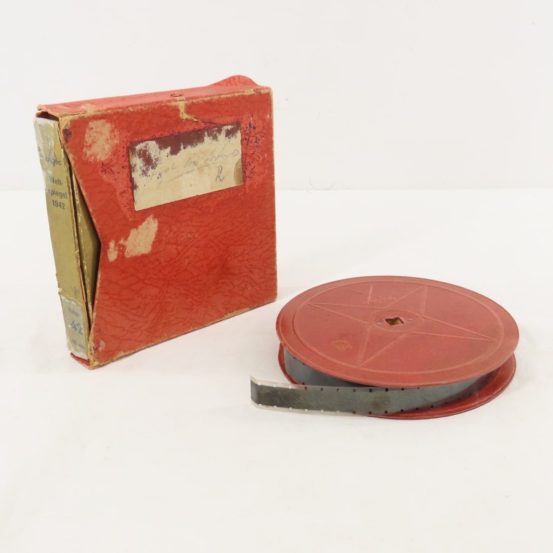 WWII Degeto Weltspeigel 1942 Film Folge 42 16mm: WWII Degeto Weltspeigel 1942 Film Folge 42 16mm - Silent German Propaganda film in rough original box. LOT SIZE: 6x6x2" 1 LB All information and photos, which are part of the description) are