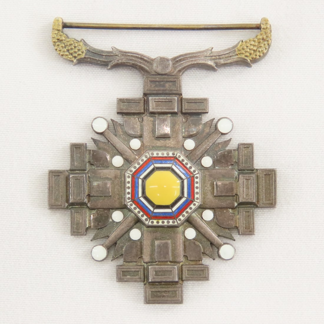 WWII Japan Order of the Pillars of the State Medal: WWII Japan Order of the Pillars of the State Medal - measures 2" x 1 5/8" LOT SIZE: 3x3x3" 1 LB All information and photos, which are part of the description) are intended to be as accurate as