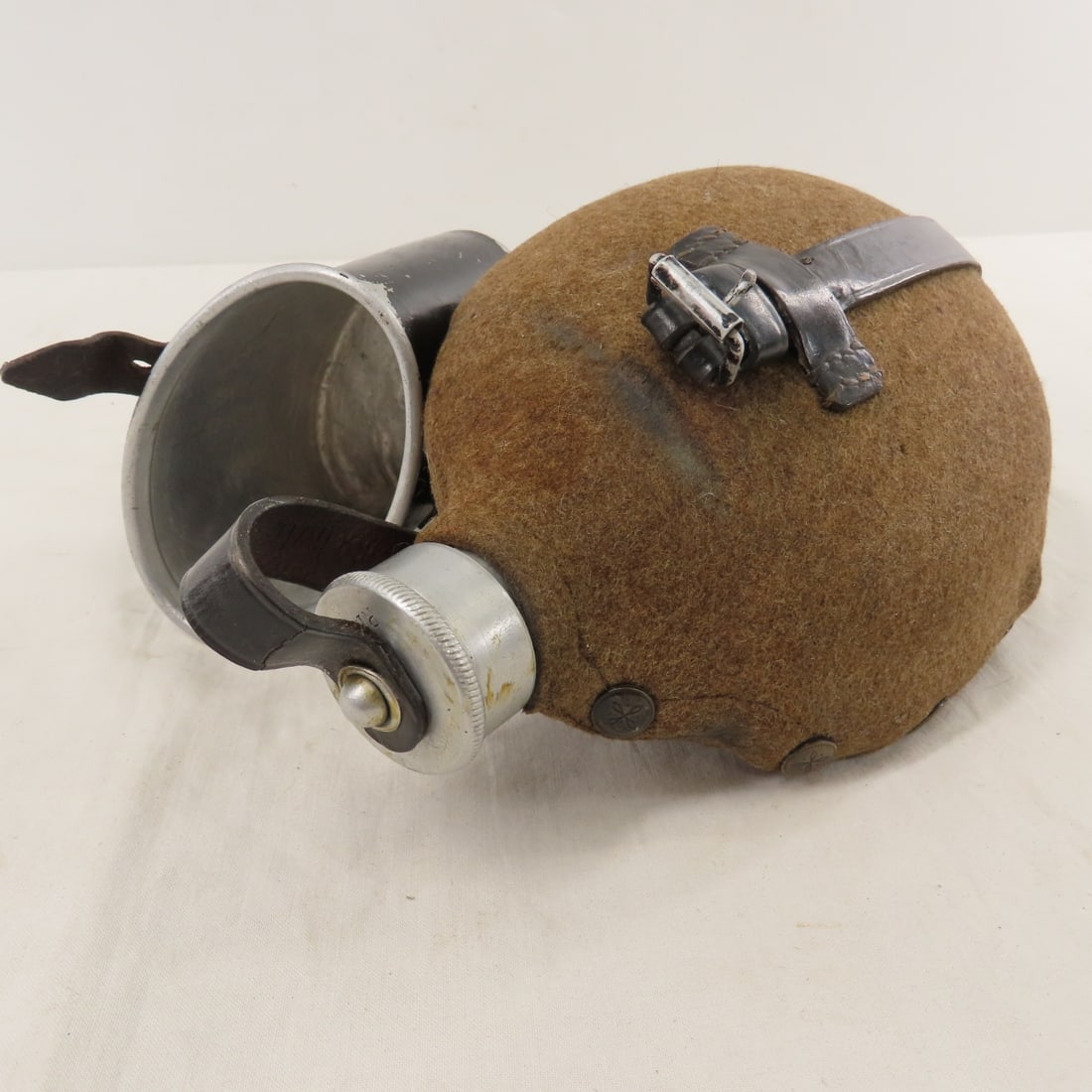 WWII German M31 Canteen with cup - 7