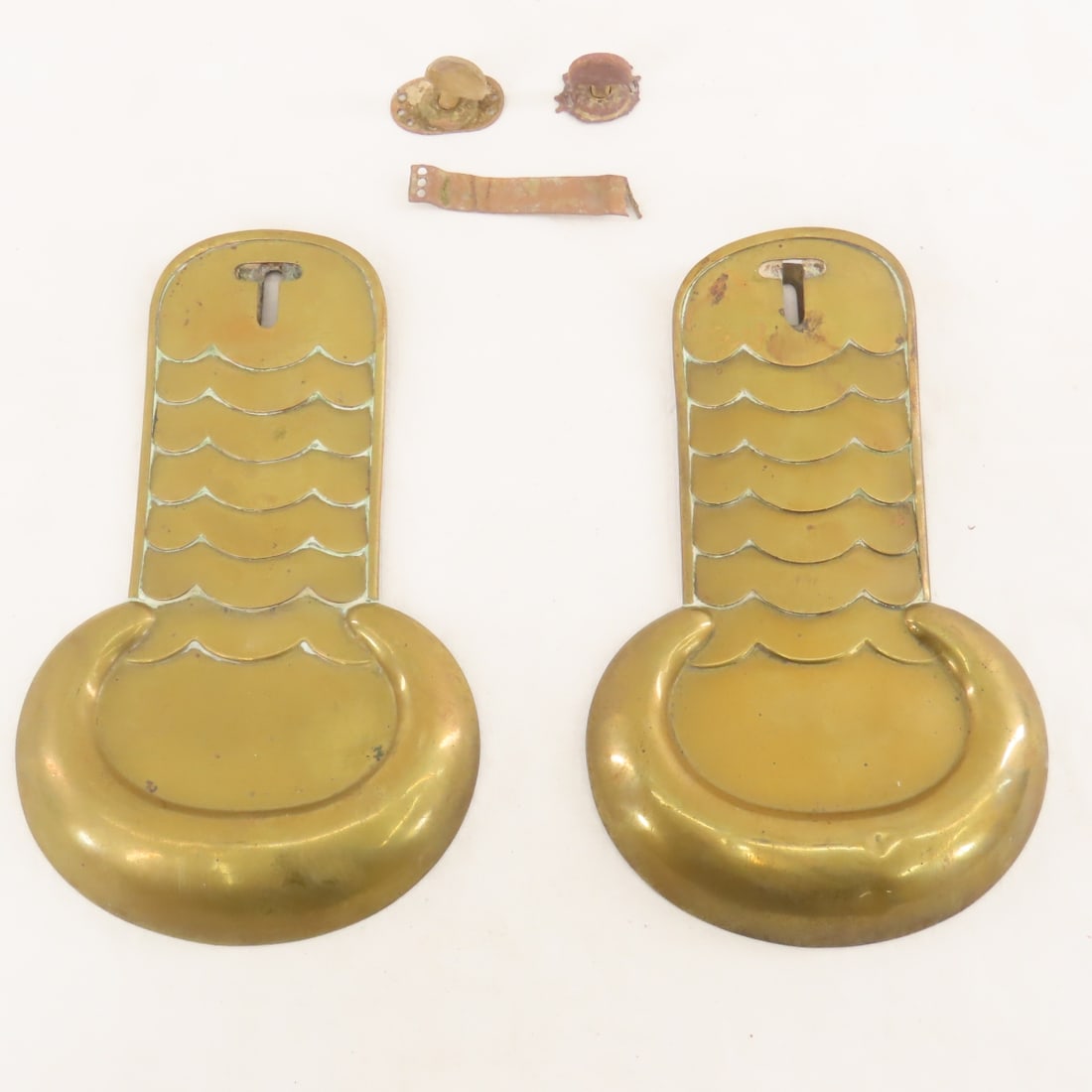 Civil War Enlisted Brass Shoulder Scales: Civil War Enlisted Brass Shoulder Scales - with hardware. LOT SIZE: 7x4x2" 5 LBS All information and photos, which are part of the description) are intended to be as accurate as possible, but errors