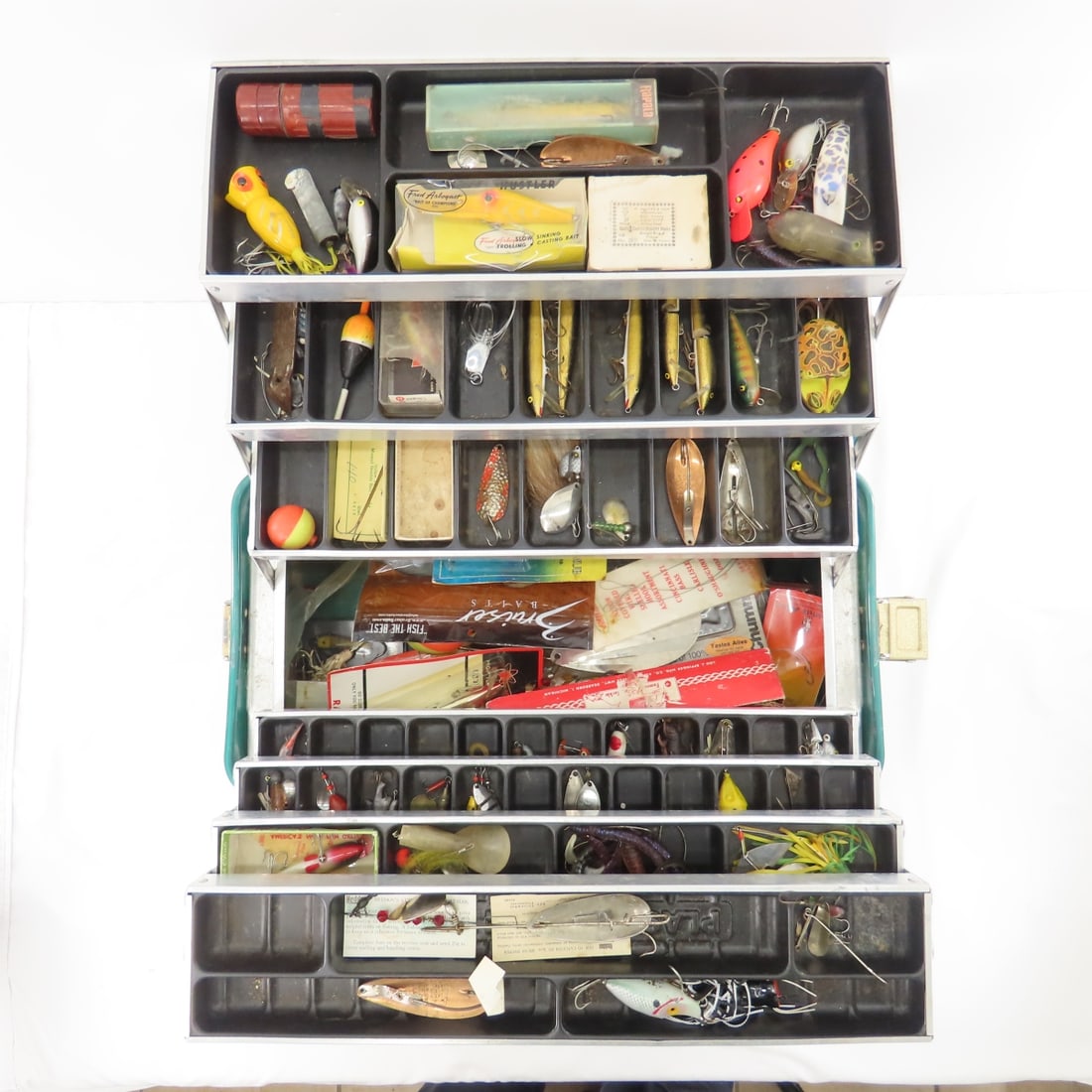 UMCO 1000 Cooler Tackle Box full of Lures & Gear: UMCO 1000 Cooler Tackle Box full of Lures & Gear - UMCO 1000 Possum Belly Styrofoam intact in cooler section, metal outer band dented and bent, functionally sound. LOT SIZE: 18x17x10" 12 LBS All