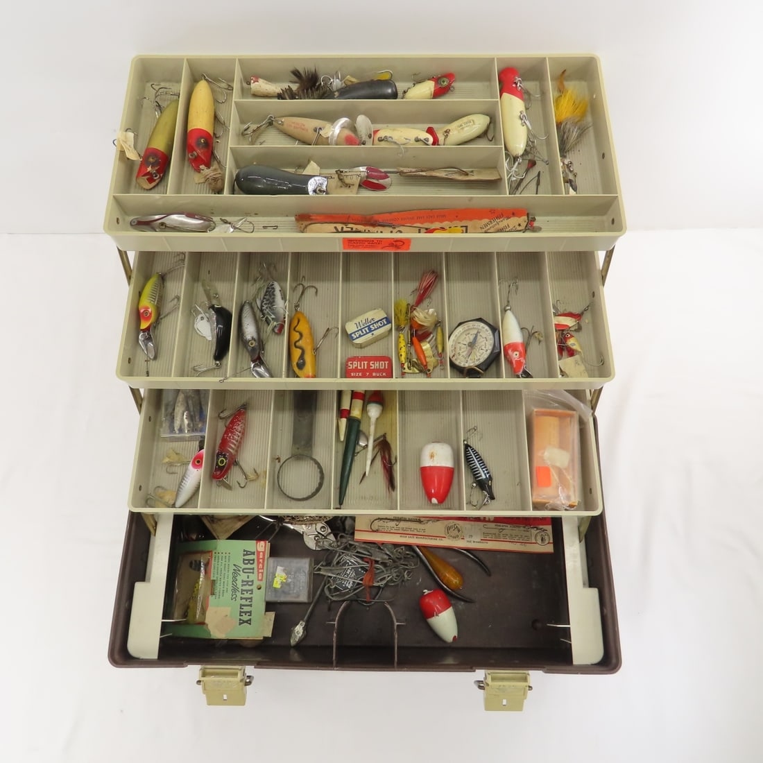 Plano Tackle Box full of Lures & Gear: Plano Tackle Box full of Lures & Gear - LOT SIZE: 20x11x11" 10 LBS All information and photos, which are part of the description) are intended to be as accurate as possible, but errors are possible.