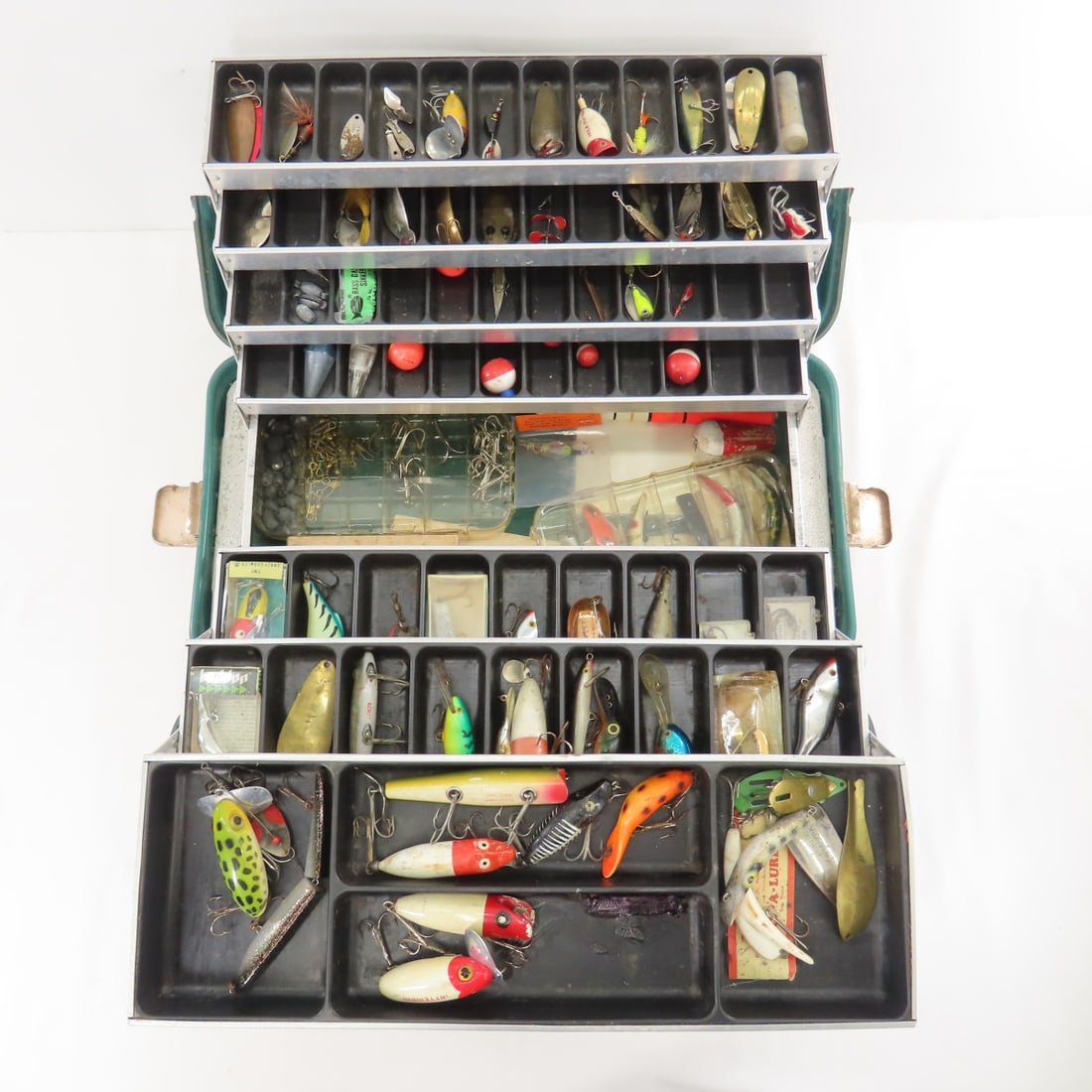 UMCO Tackle Box full of Lures & Gear: UMCO Tackle Box full of Lures & Gear - LOT SIZE: 20x11x11" 10 LBS All information and photos, which are part of the description) are intended to be as accurate as possible, but errors are possible.