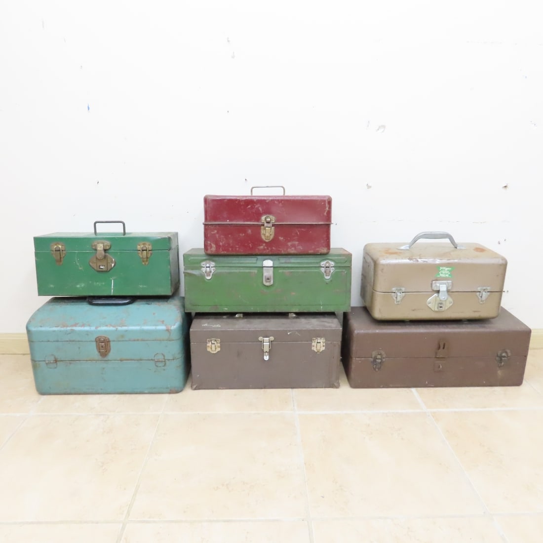 7 Vintage Metal Tackle & Tool Boxes, Empty: 7 Vintage Metal Tackle & Tool Boxes, Empty - LOT SIZE: 24x24x20" 40 LBS All information and photos, which are part of the description) are intended to be as accurate as possible, but errors are