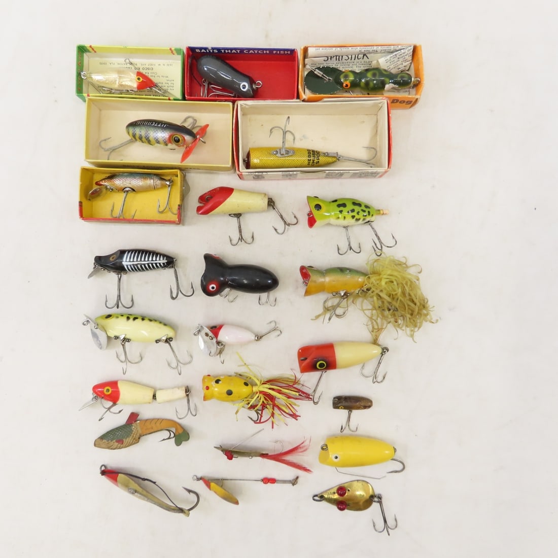 20+ Vintage Hula Poppers, Plugs & Other Lures: 20+ Vintage Hula Poppers, Plugs & Other Lures - LOT SIZE: 10x10x10" 1 LB All information and photos, which are part of the description) are intended to be as accurate as possible, but errors are possi