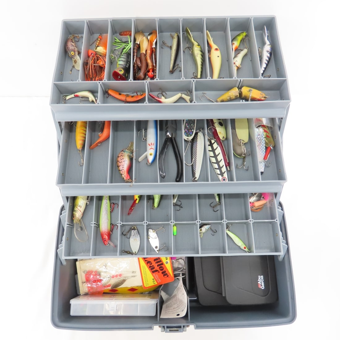 Plano Plastic Tackle Box with Lures & Gear: Plano Plastic Tackle Box with Lures & Gear - LOT SIZE: 18x10x10" 8 LBS All information and photos, which are part of the description) are intended to be as accurate as possible, but errors are possibl