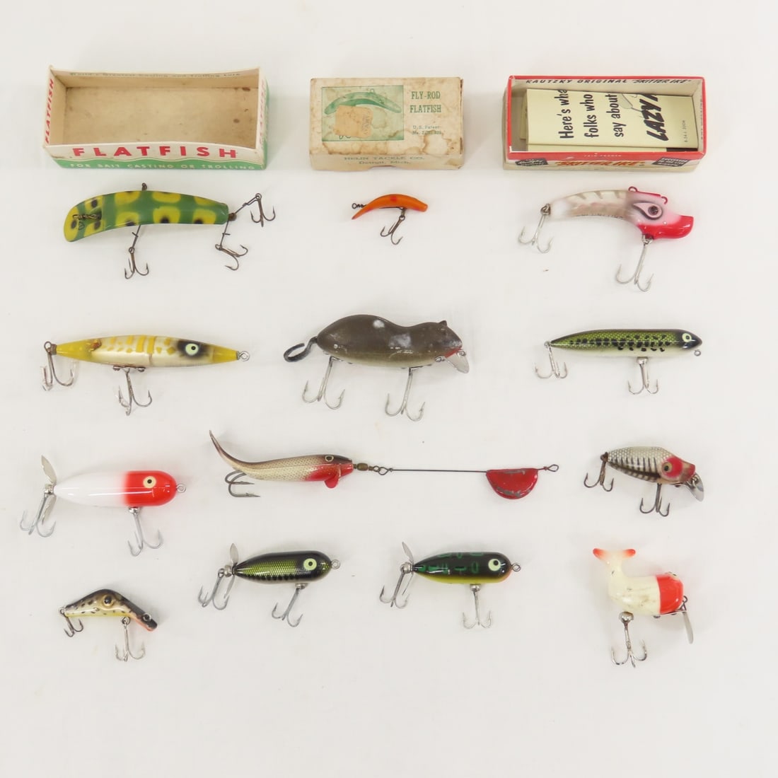 Vintage Lures, Helin Flatfish, Heddon Hi Tail: Vintage Lures, Helin Flatfish, Heddon Hi Tail - 8 Heddon Lures, 3 Helin lures and more. LOT SIZE: 6x6x6" 2 LBS All information and photos, which are part of the description) are intended to be as