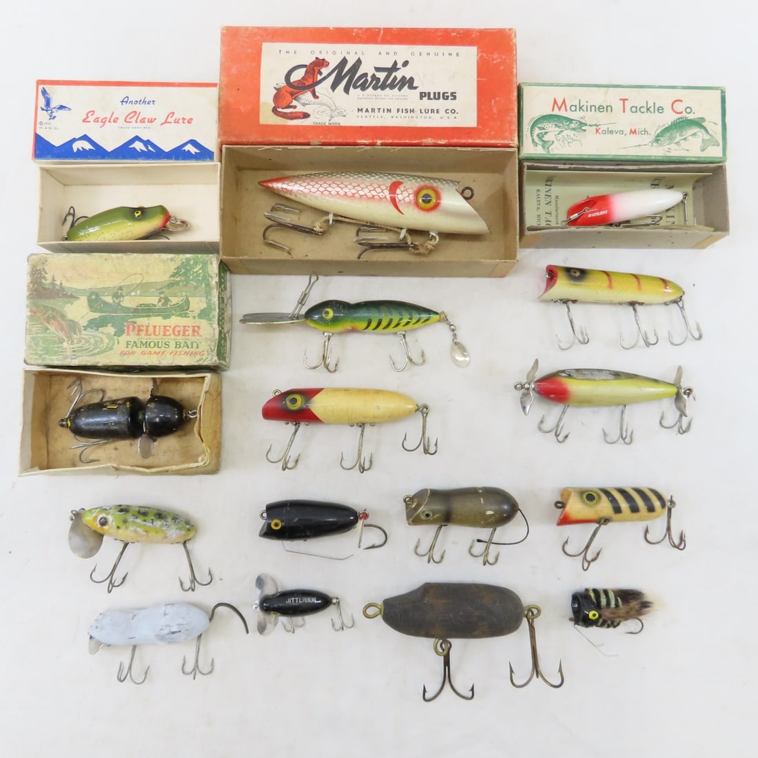15+ Vintage Fishing Plugs, Heddon, Eagle Claw: 15+ Vintage Fishing Plugs, Heddon, Eagle Claw - Martin, Makinen, Pflueger & more. LOT SIZE: 10x10x10" 1 LB All information and photos, which are part of the description) are intended to be as