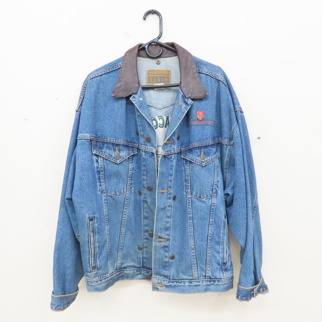 International Denim Jacket J.T. Tobacconists XL: International Denim Jacket J.T. Tobacconists XL - leather collar. LOT SIZE: 12x12x4" 5 LBS All information and photos, which are part of the description) are intended to be as accurate as possible,