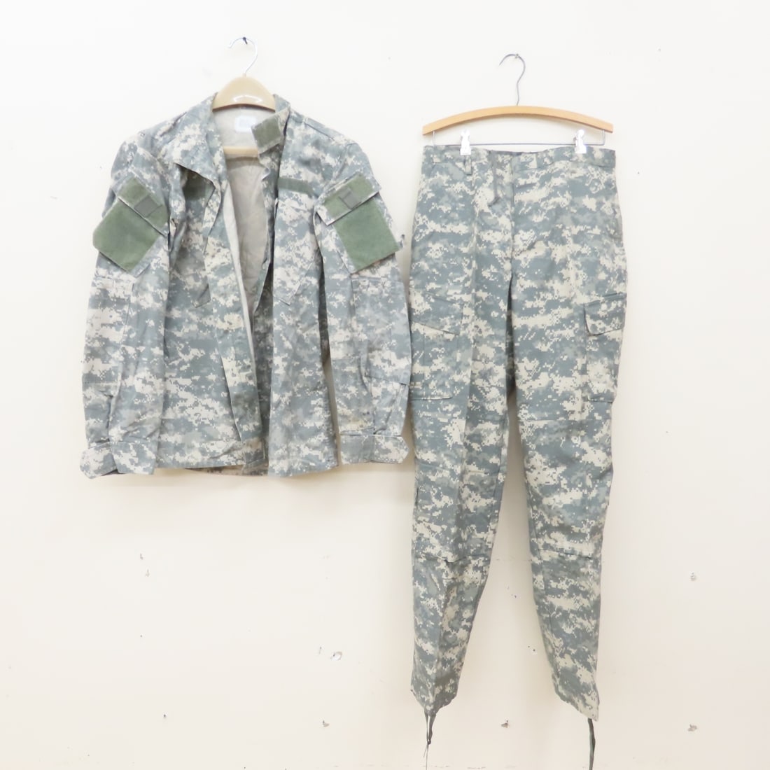 4 US Army 8090/9404 UCP Camo M/L Jackets/Pants - 2