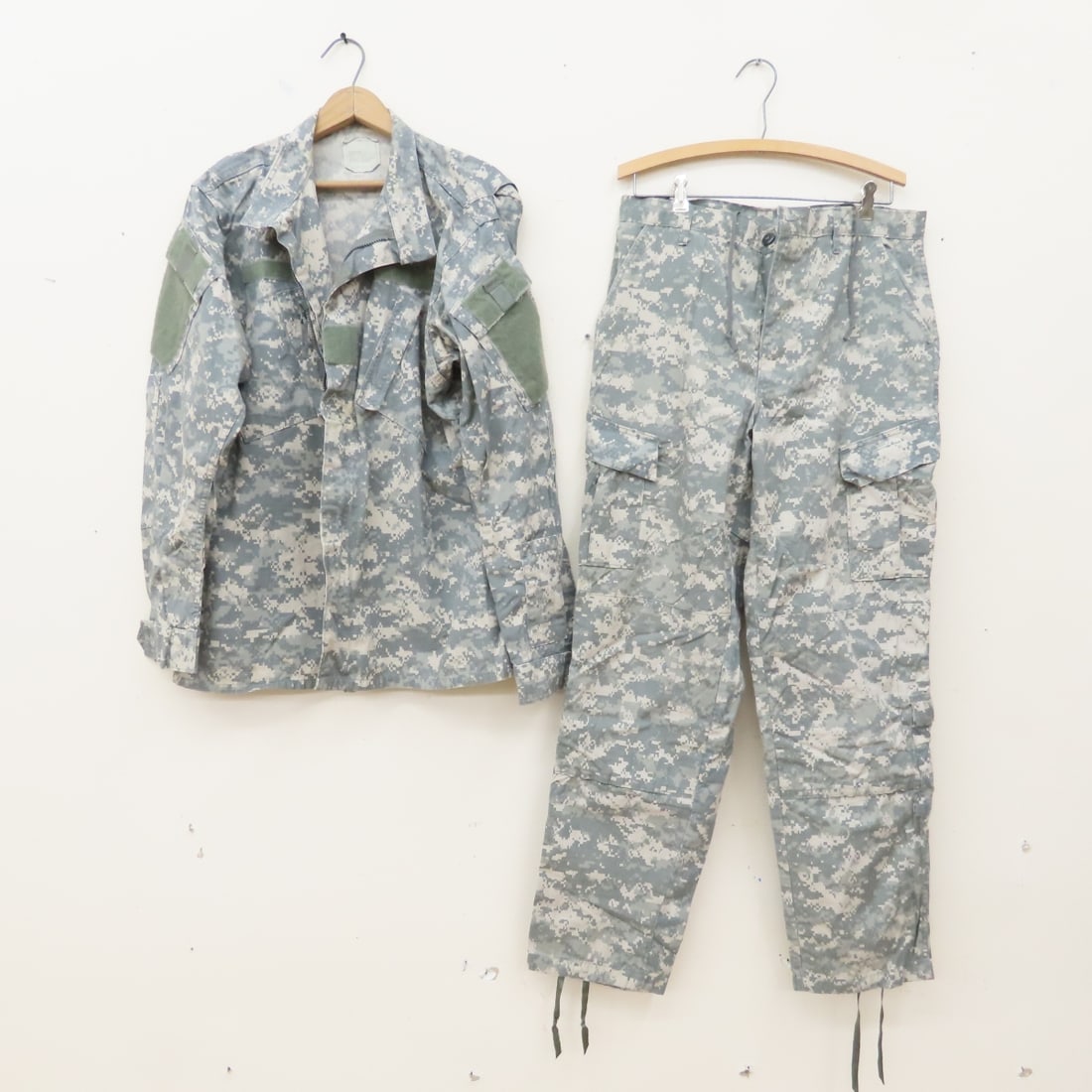 4 US Army 8090/9404 UCP Camo M/L Jackets/Pants - 7