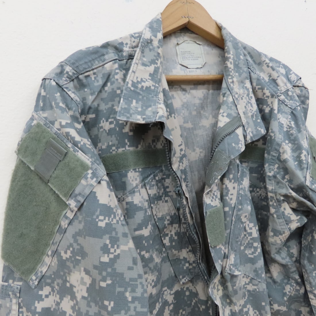 4 US Army 8090/9404 UCP Camo M/L Jackets/Pants - 8