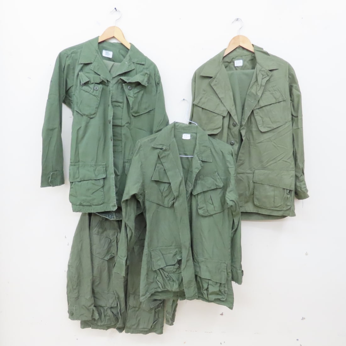 4 Vintage US Army Slant Pocket Field Jackets 4706: 4 Vintage US Army Slant Pocket Field Jackets 4706 - Vietnam War Era - 2 Small-Long 8405-935-4706, 2 Medium-Regular 8405-935-4708, Long-Small Trousers 8405-935-3306(27-31" waist, inseam 33"), 30x35"
