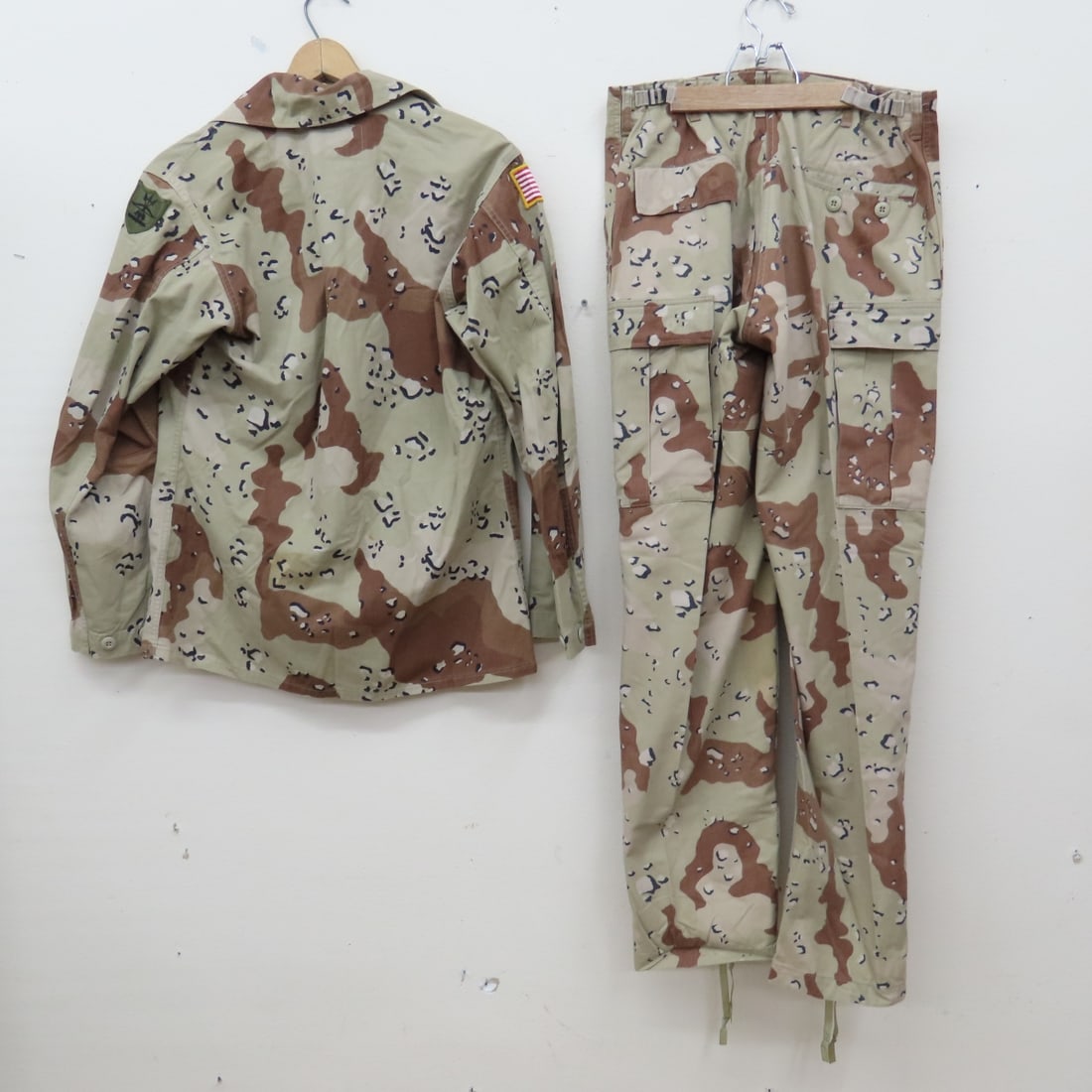 3 US Army Desert Camo Jackets & Trousers Med-Reg - 3