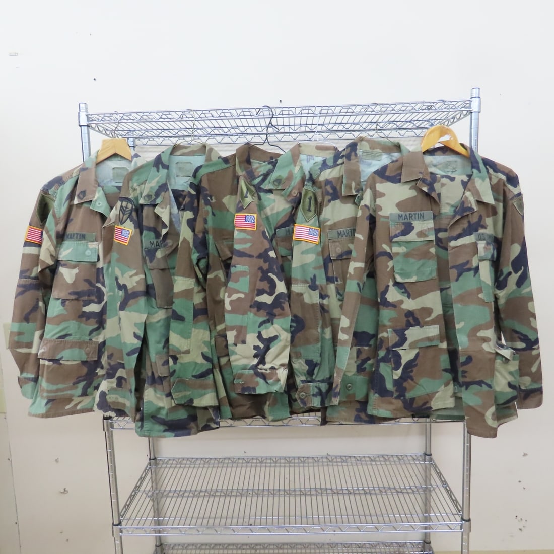 6 US Army Woodland Camo Field Coats, Trousers M: 6 US Army Woodland Camo Field Coats, Trousers M - 1 Medium-Regular Height 67-71", Chest 37-41", 5 Medium-Long Height 71-75", Chest 37-41". 3 pr Medium-Long Trousers Inseam 32-35", Waist 31-35". LOT