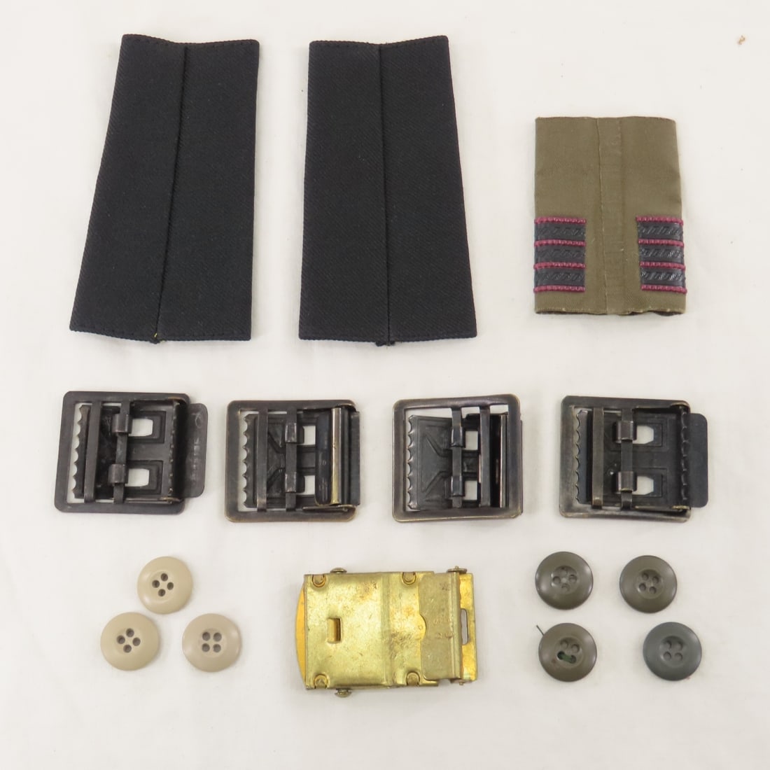 Collection of Military Pins, Bars, Insignia & Case - 9