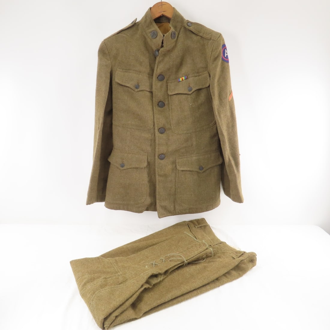WWI US Army Tunic & Pants 3rd Infantry Division: WWI US Army Tunic & Pants 3rd Infantry Division - Smaller size, no labels. LOT SIZE" 16x16x10" 5 LBS All information and photos, which are part of the description) are intended to be as accurate as