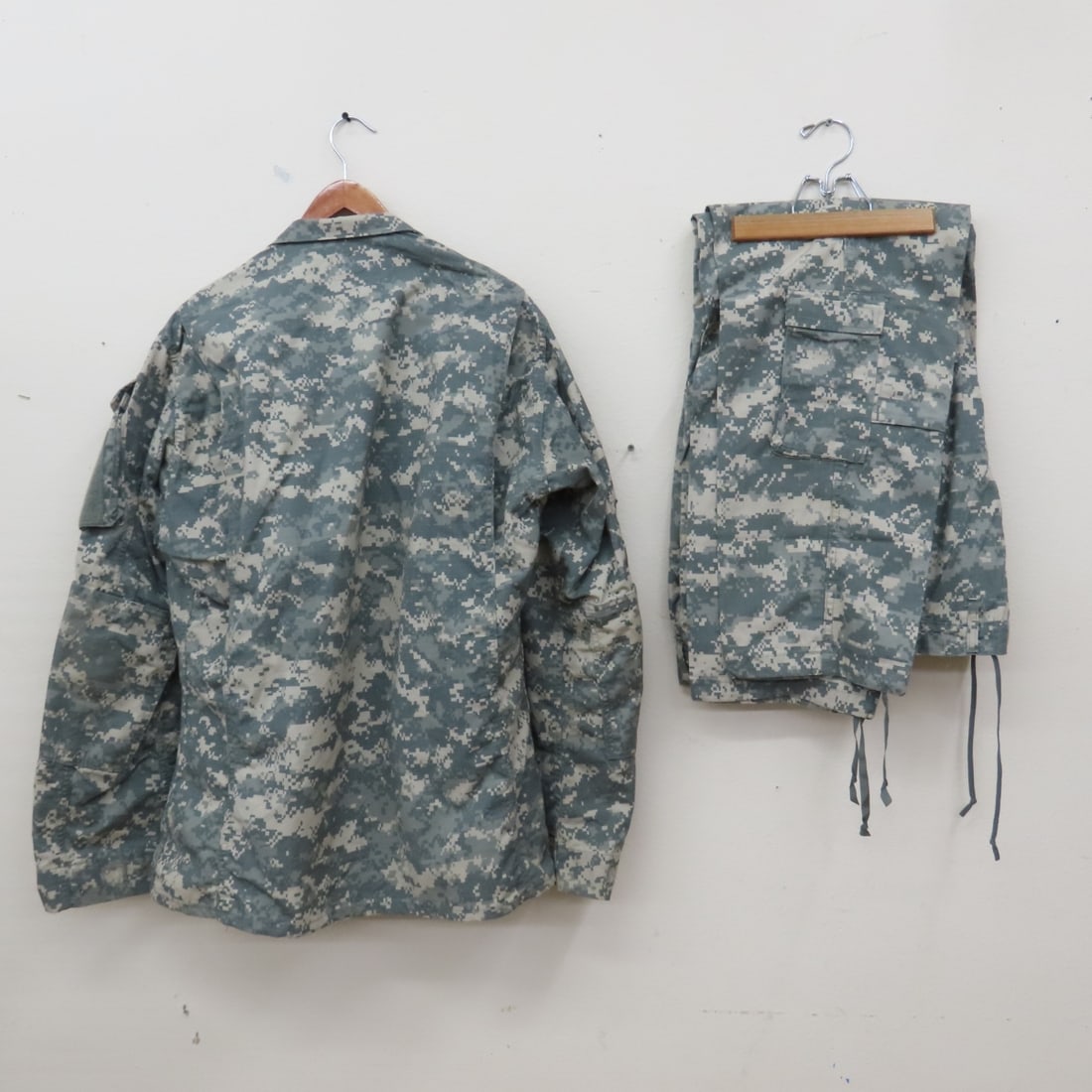 4 US Army ACU Jackets & Trousers UCP Camo - 11