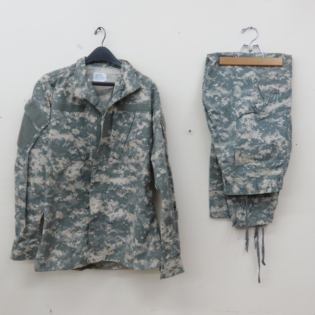 4 US Army ACU Jackets & Trousers UCP Camo - 14