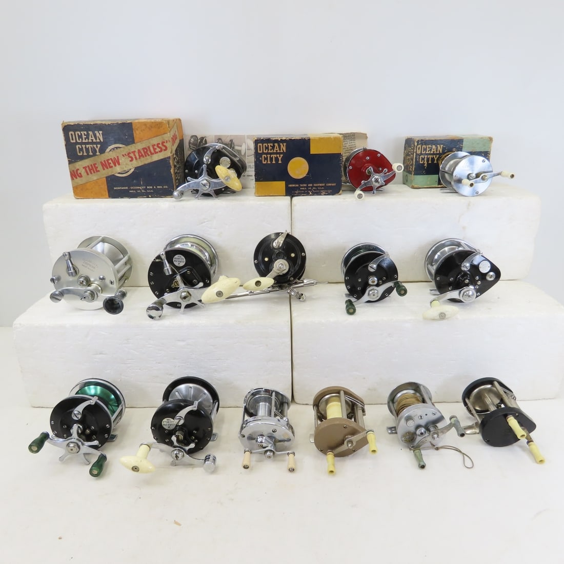 14 Vintage Ocean City Baitcasting Reels: 14 Vintage Ocean City Baitcasting Reels - Untested: 932, 988, 1581(2), 981E, Nile, 987, 922, 113D, Zephyr, 2000, 922 in Box, 940 in Box, 1800 in Box. LOT SIZE: 10x10x9" 11 LBS All information and
