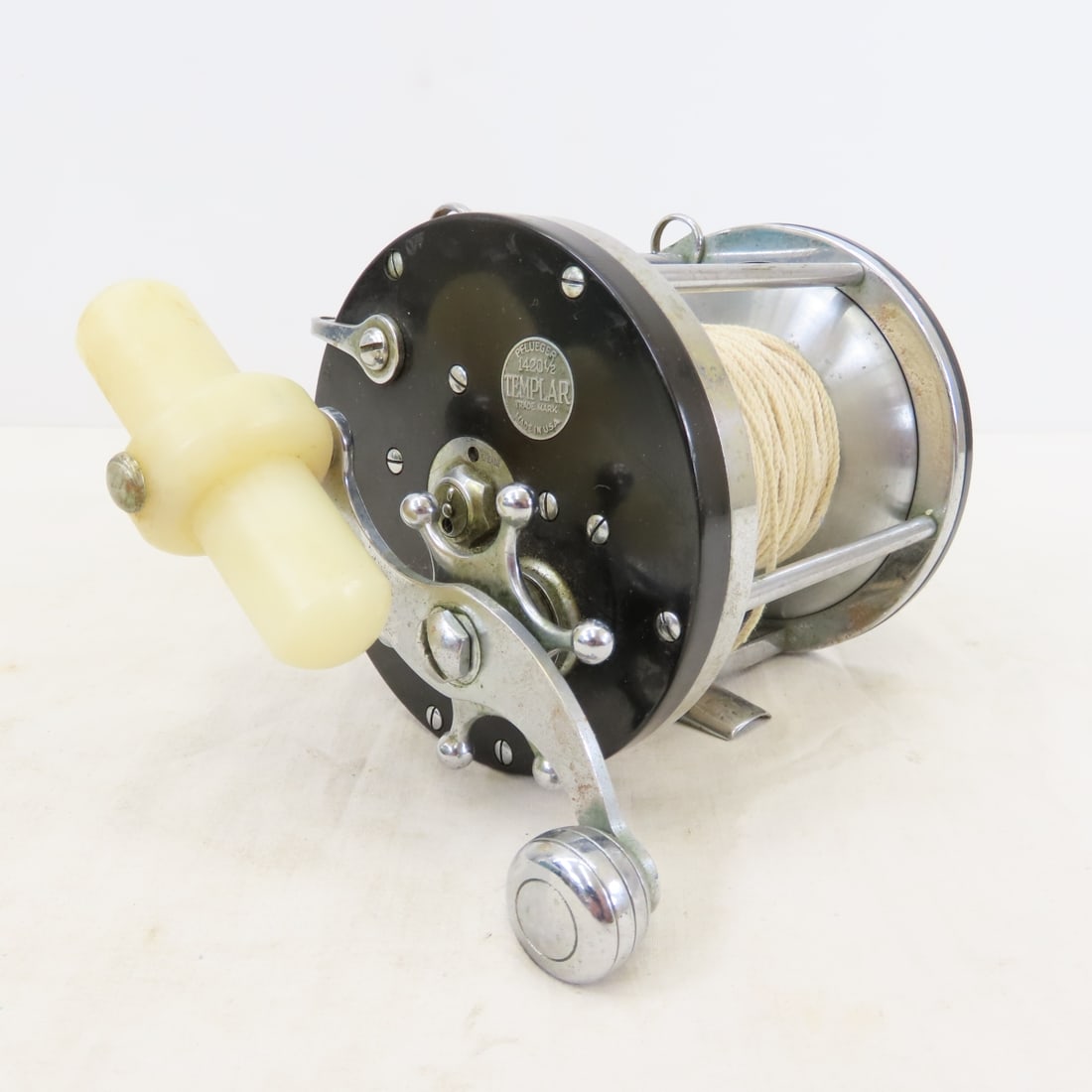 Vintage Pflueger 1420-1/2 Templar Trolling Reel: Vintage Pflueger 1420-1/2 Templar Trolling Reel - LOT SIZE: 8x8x8" 5 LBS All information and photos, which are part of the description) are intended to be as accurate as possible, but errors are
