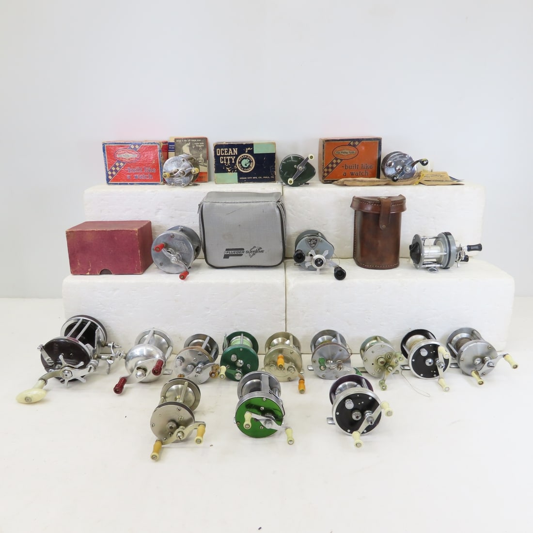 19 Vintage Baitcasting Reels, Shakespeare Pflueger (1 of 20)