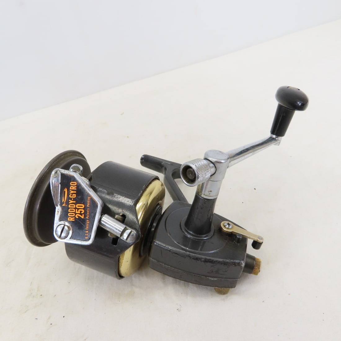 18 Vintage Open-Face Spinning Reels, Mitchell - 18