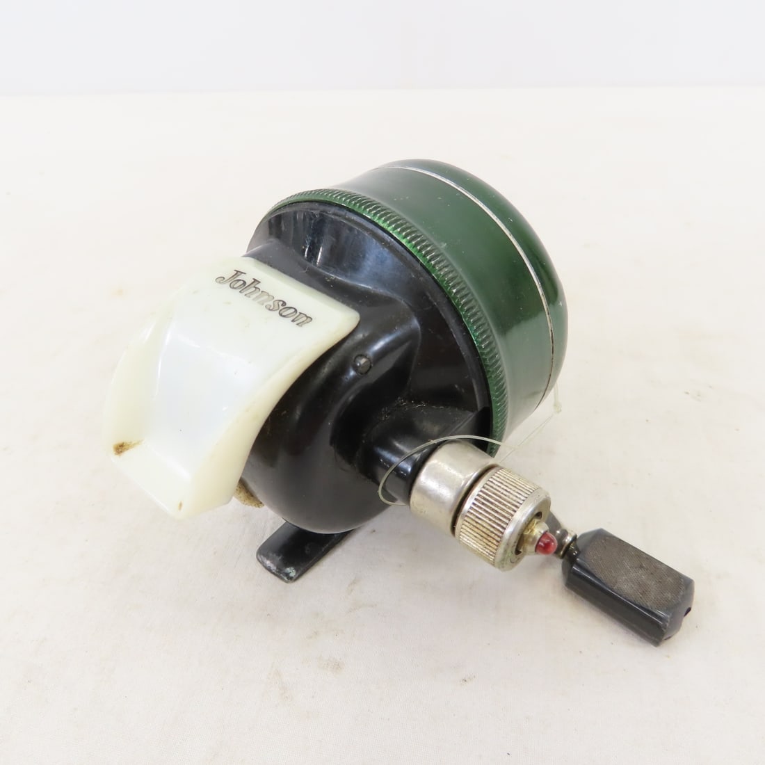 10 Vintage Closed-Face Fishing Reels, Johnson - 10