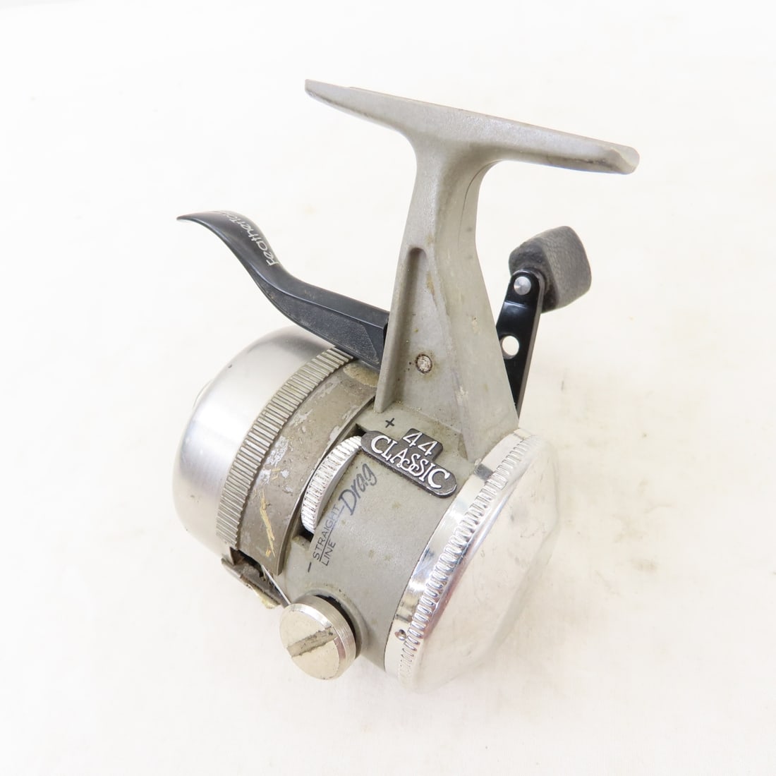 10 Vintage Closed-Face Fishing Reels, Johnson - 13
