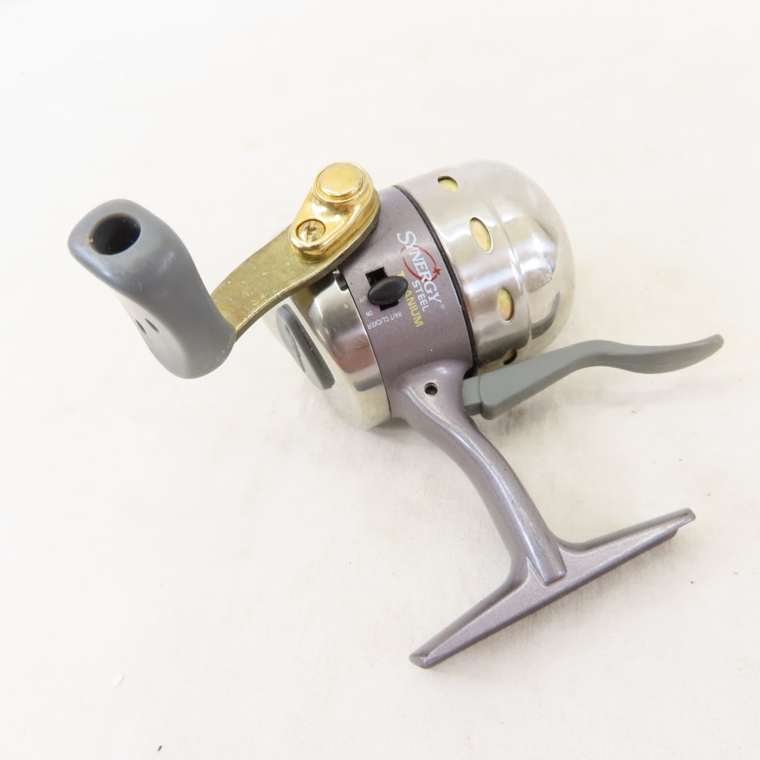 10 Vintage Closed-Face Fishing Reels, Johnson - 14
