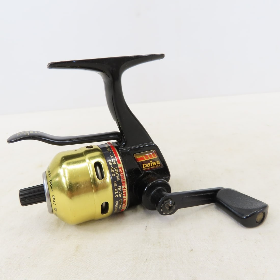 10 Vintage Closed-Face Fishing Reels, Johnson - 17