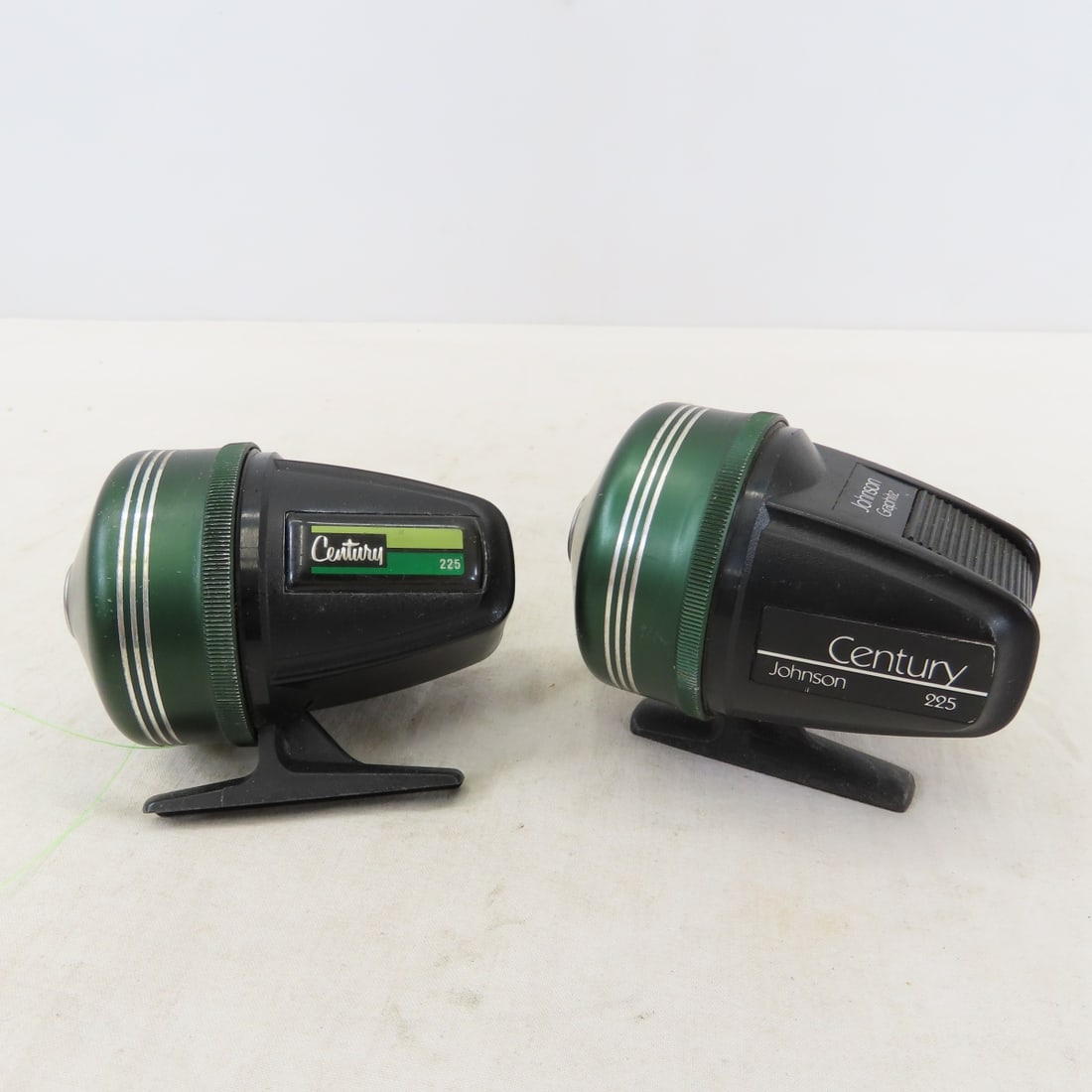 10 Vintage Closed-Face Fishing Reels, Johnson - 8