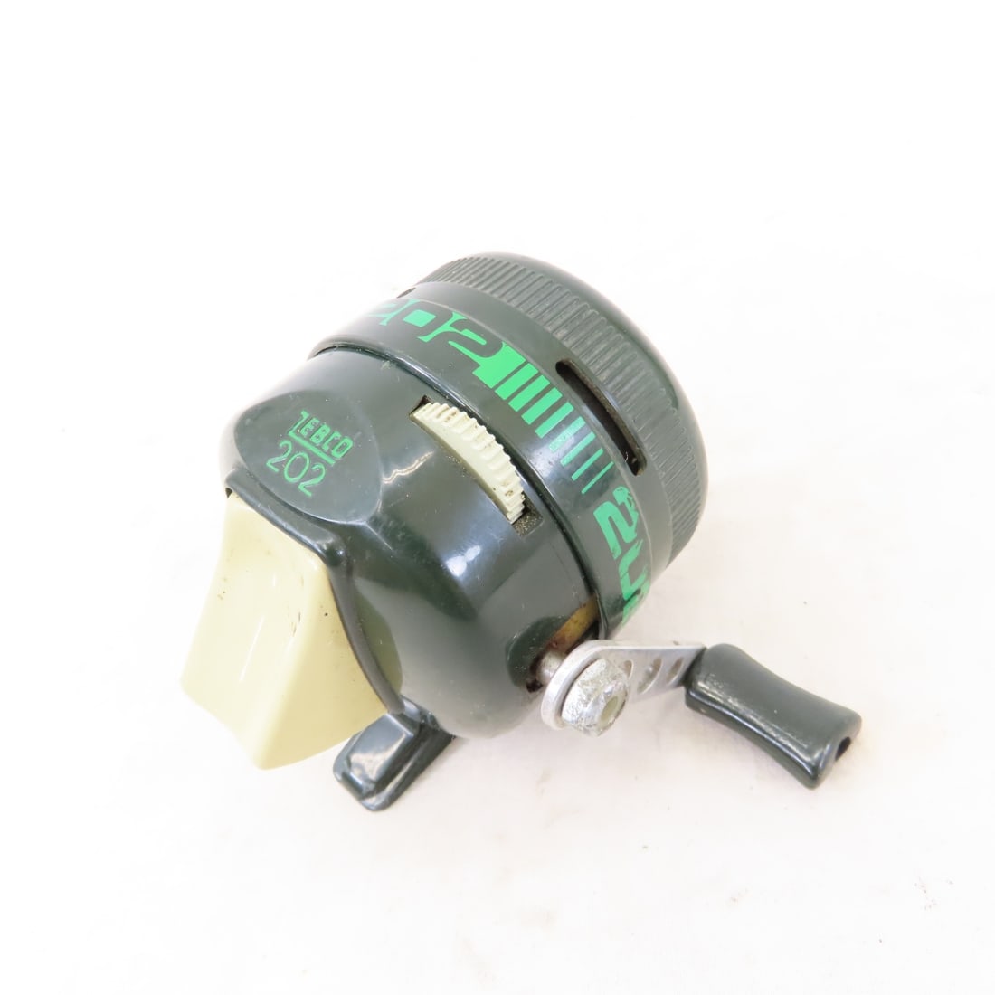 17 Vintage Open & Closed-Face Spinning Reels - 10