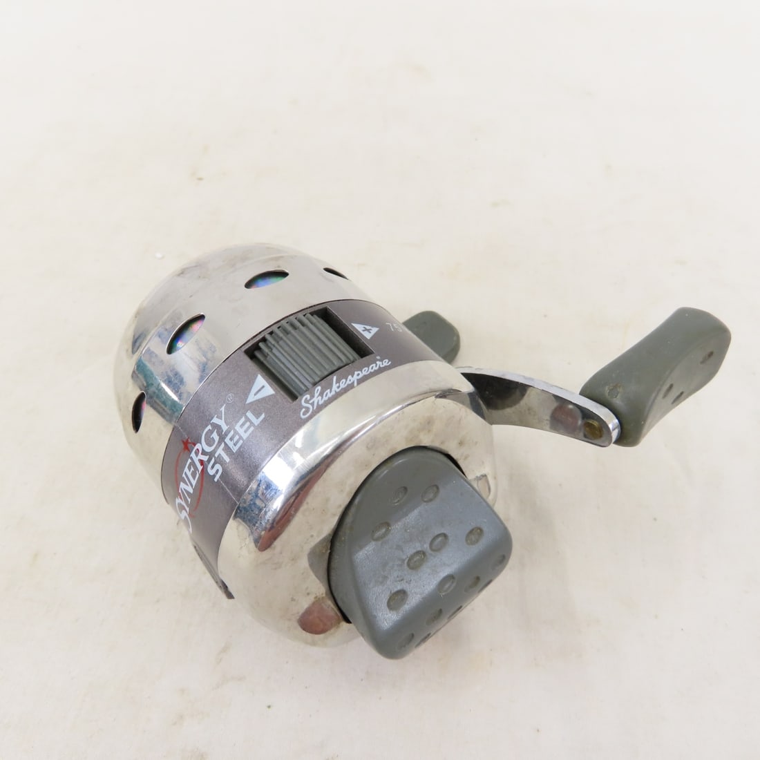17 Vintage Open & Closed-Face Spinning Reels - 12