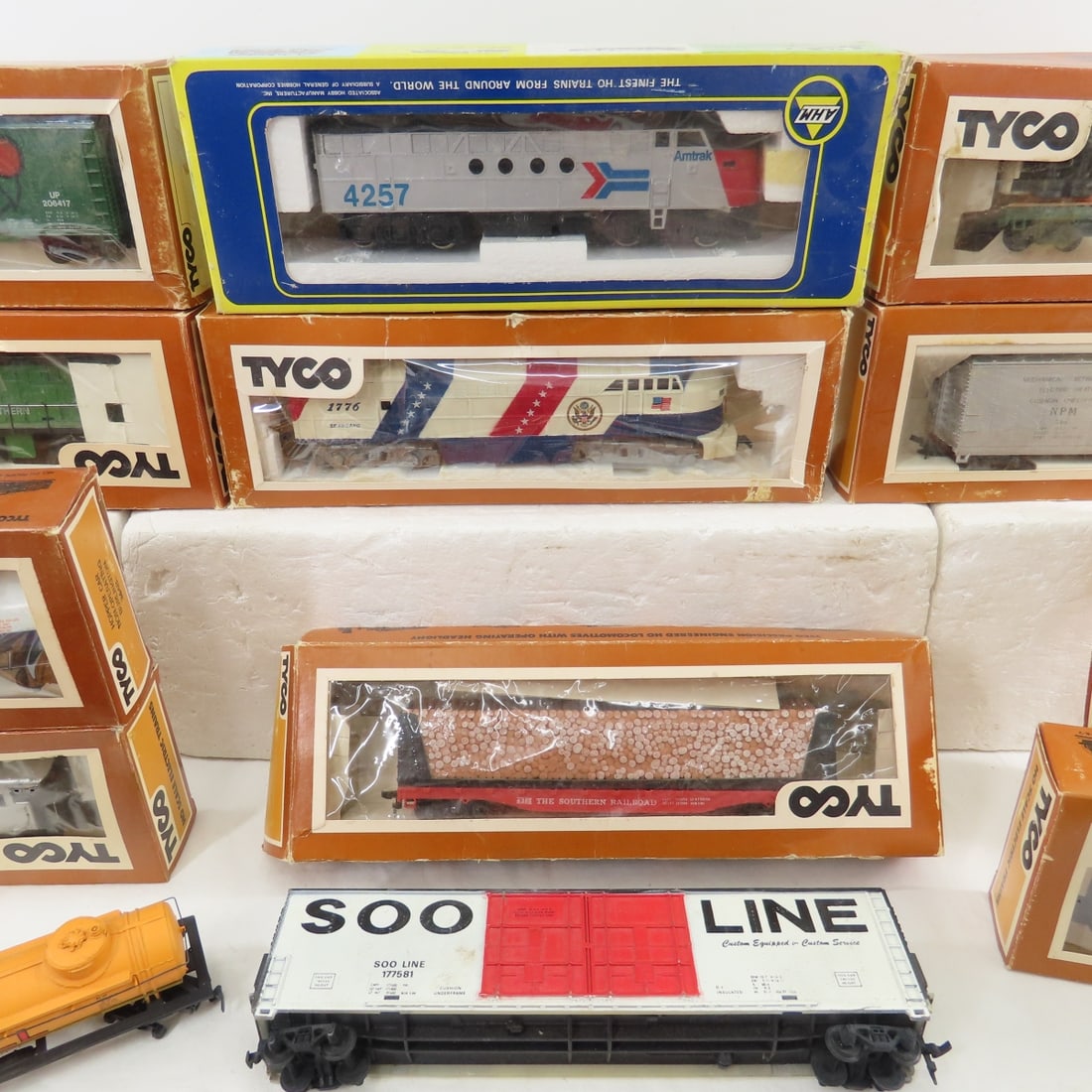 Tyco HO Scale Train Cars, 1776 Engine Track & More - 3