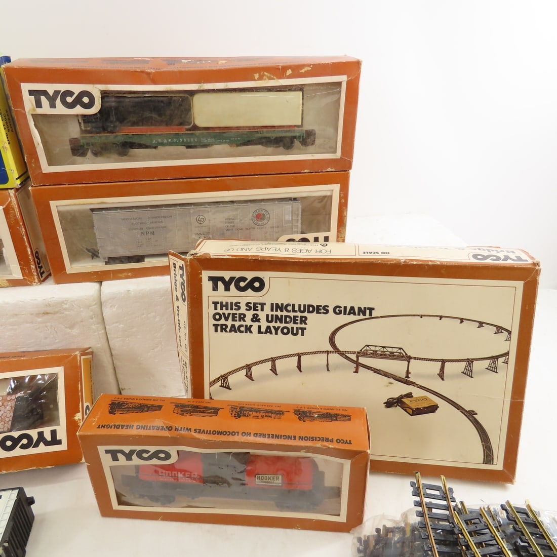Tyco HO Scale Train Cars, 1776 Engine Track & More - 4