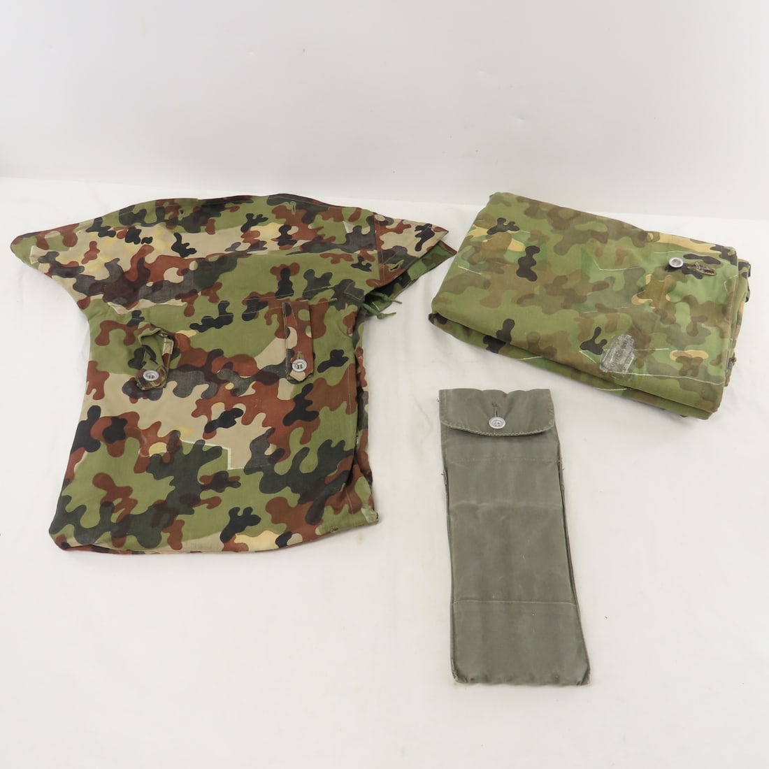 West German Omega Pattern Shelter with poles: West German Omega Pattern Shelter with poles - LOT SIZE: 16x12x4" 4 LBS All information and photos, which are part of the description) are intended to be as accurate as possible, but errors are