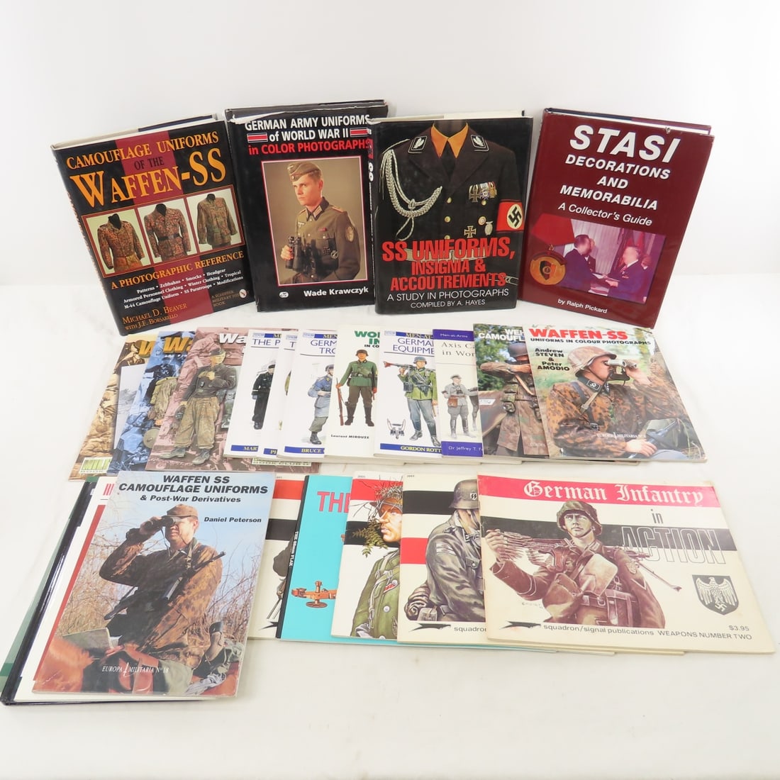 WWII German & Russian Uniform Identification Books: WWII German & Russian Uniform Identification Books - a few Infantry in action books. 5 hard cover. LOT SIZE: 12x9x9" 23 LBS All information and photos, which are part of the description) are intended 