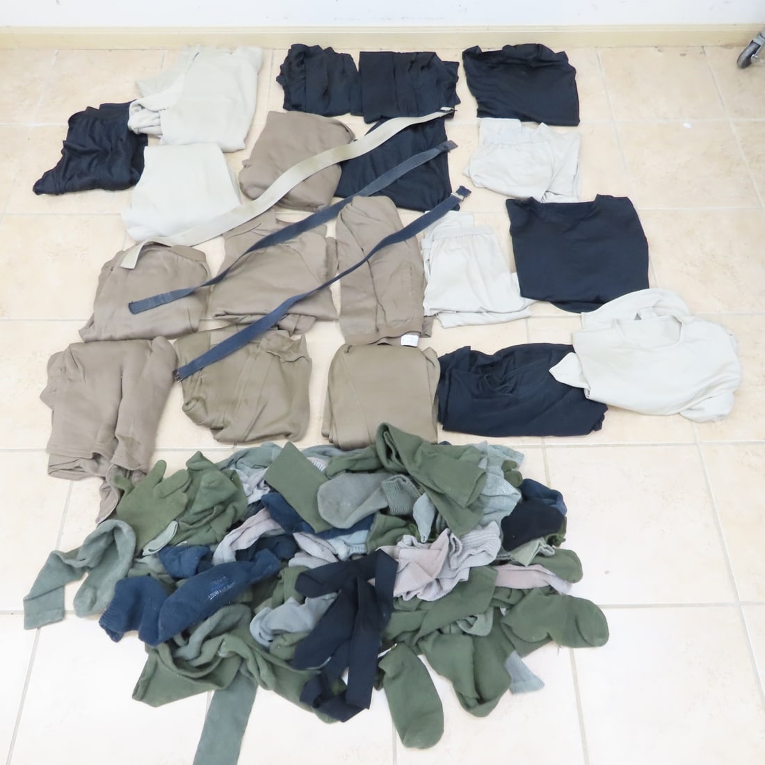 US Military Wool Socks, Thermal Drawers, Belts: US Military Wool Socks, Thermal Drawers, Belts - Single Wool Socks Possibly Mis-Matched, Polartec Long Thermal Drawers Large-Long & Regular, Cold Weather Size Large, ECWCS Gen III, Most are Bottoms.