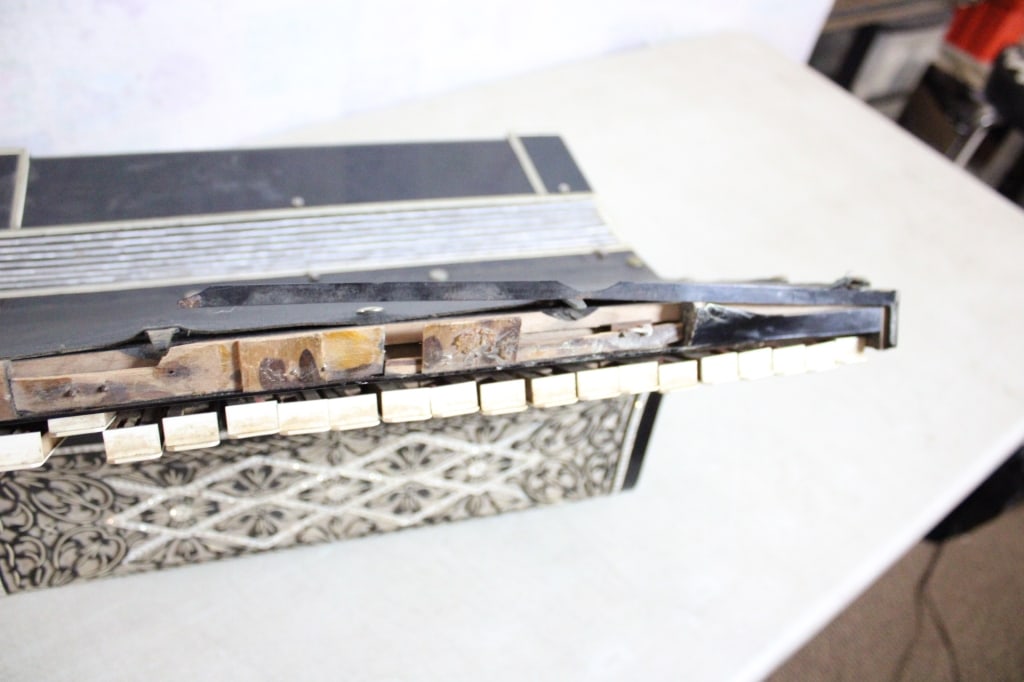 Wurlitzer Accordion Made in America - 8