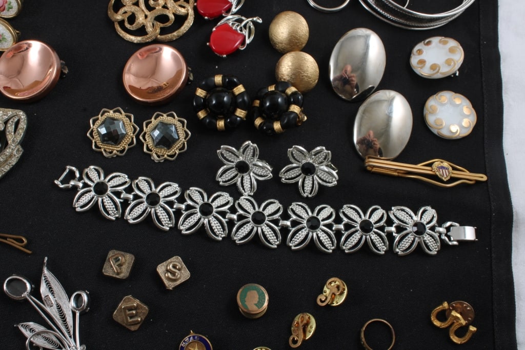 Vintage Jewelry Box with Costume Jewelry - 10