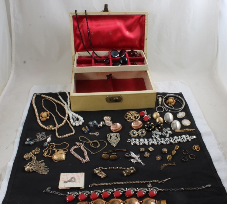 Vintage Jewelry Box with Costume Jewelry (1 of 20)