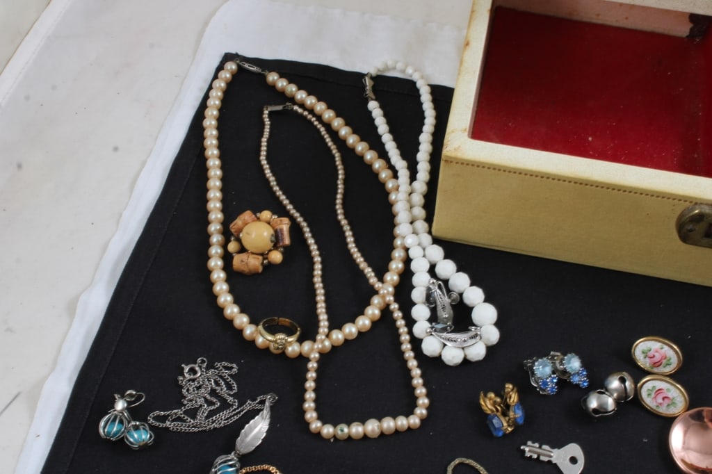 Vintage Jewelry Box with Costume Jewelry - 4
