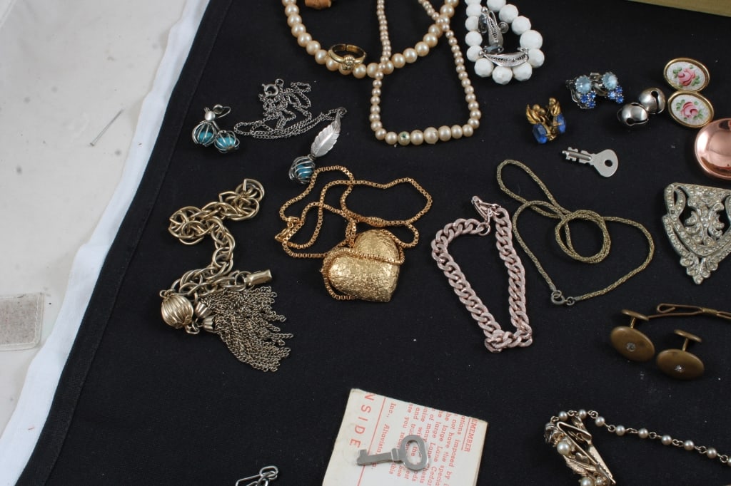 Vintage Jewelry Box with Costume Jewelry - 5