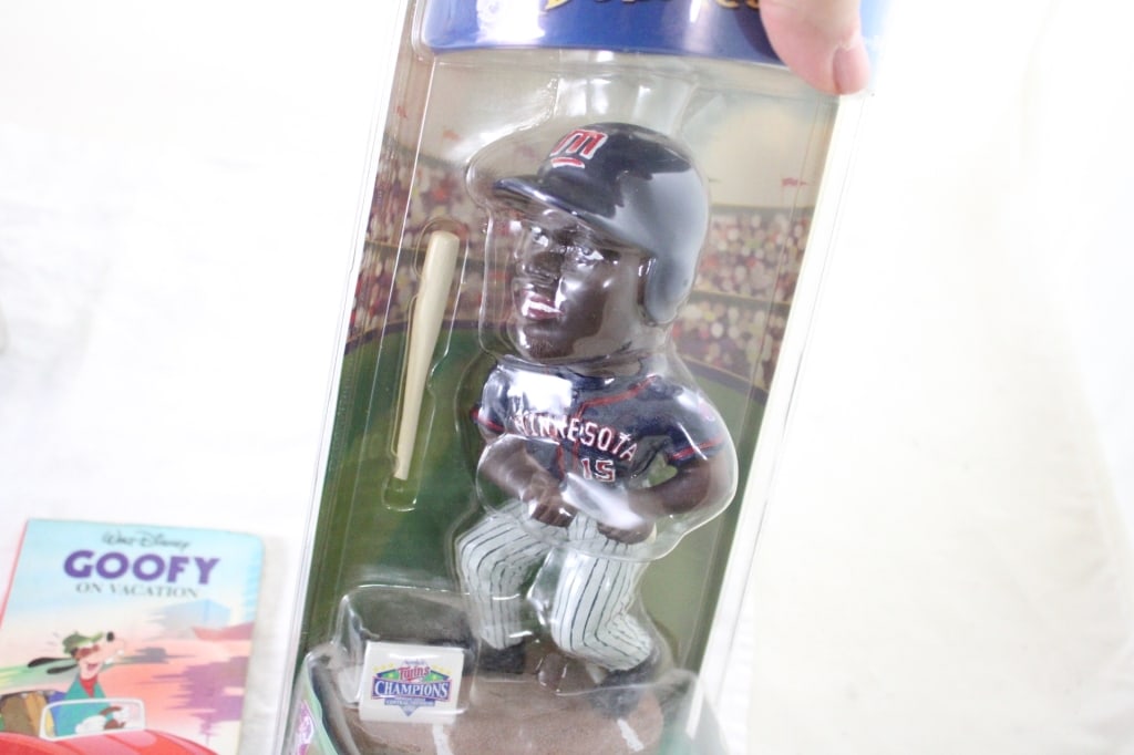 Goofy Bobblehead & Book, Bobble Dobble Guzman, - 10