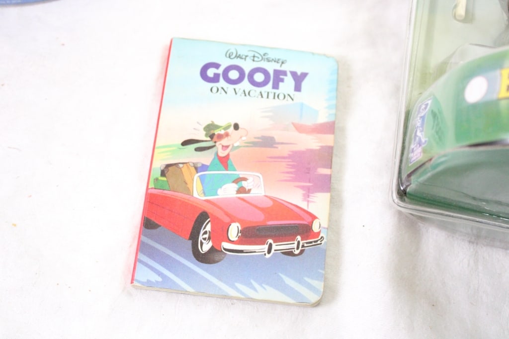 Goofy Bobblehead & Book, Bobble Dobble Guzman, - 16