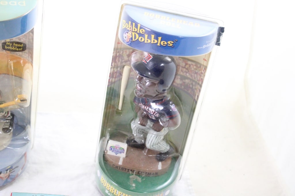 Goofy Bobblehead & Book, Bobble Dobble Guzman, - 3