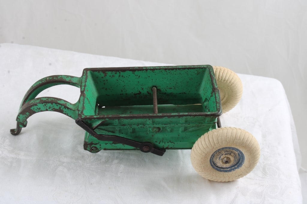 Arcade Cast Iron Dump Spreader Balloon Tires: Arcade Cast Iron Dump Spreader Balloon Tires - Lot Size 8" 4" 3". 2 Lbs. All information and photos, which are part of the description, are intended to be as accurate as possible, but errors are